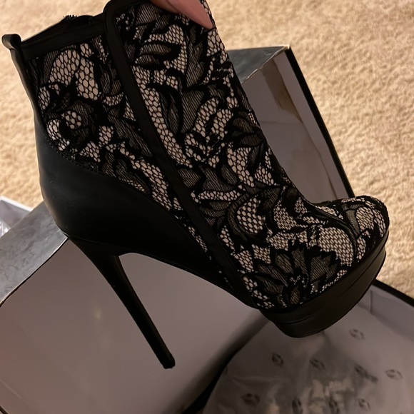 Colin Stuart lace booties size 9 - Picture 3 of 6